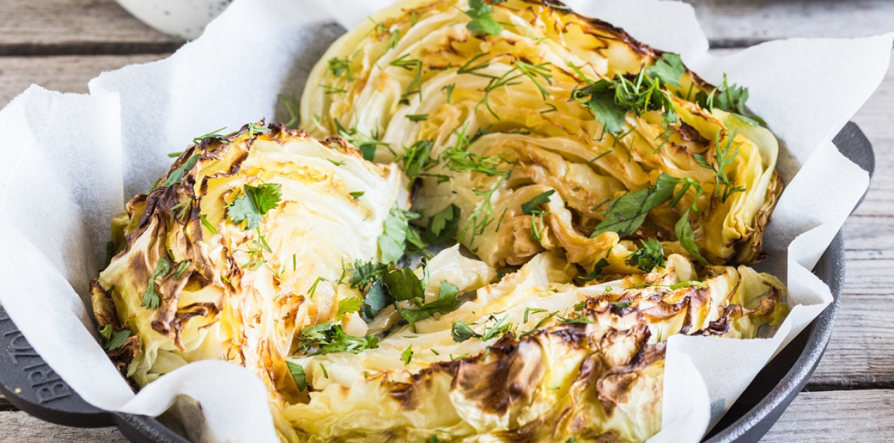 Młoda pieczona kapusta z sosem koperkowym