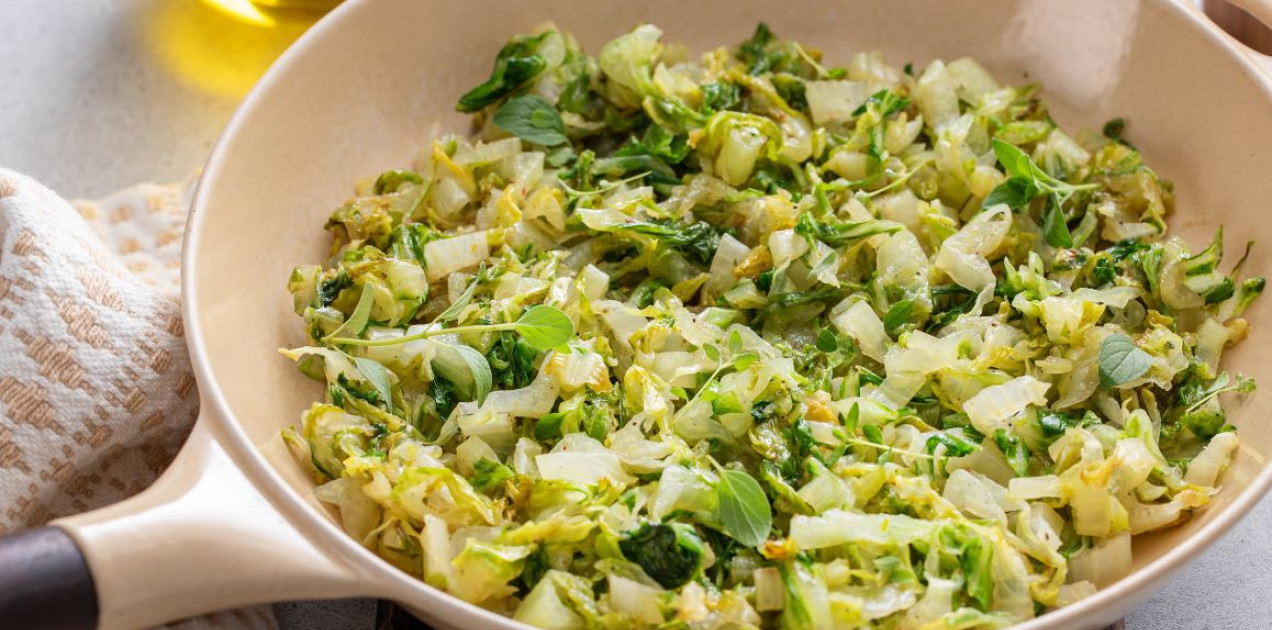 Młoda kapusta po włosku. Bez mąki i śmietany