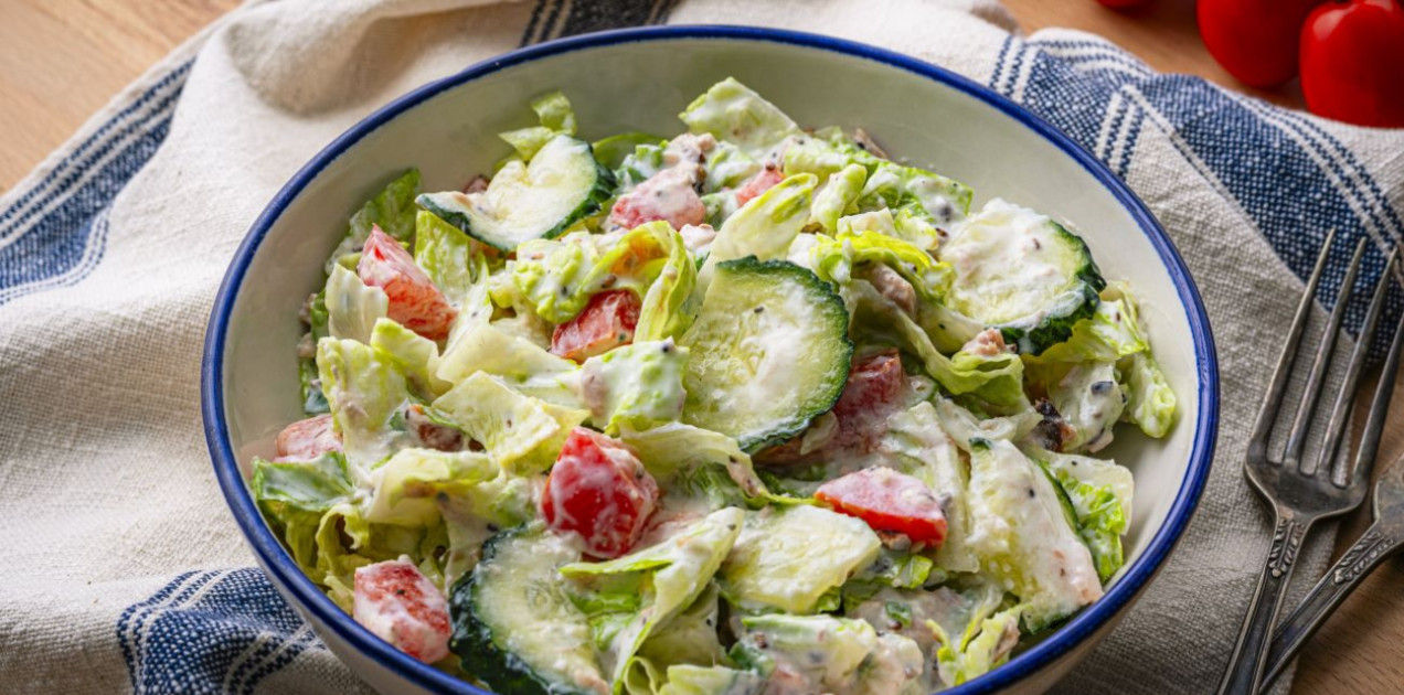 ziemniaczana-i-grecka-przestaly-sie-liczyc-ta-ogorkowa-salatka-na-grilla-znika-jeszcze-przed-kielbasa