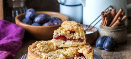 Placek ze śliwkami i twarogiem