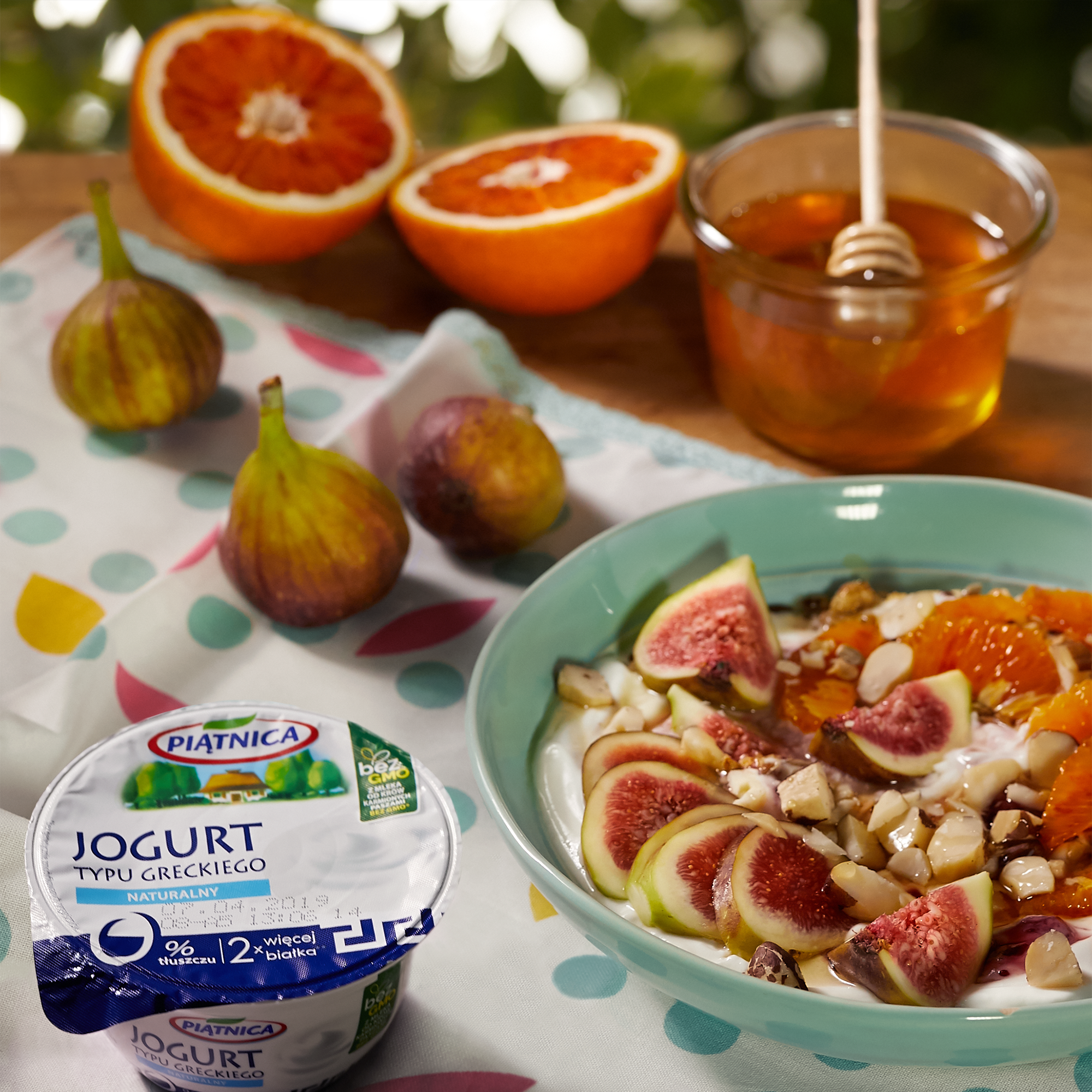 Miska jogurtowa z owocami, orzechami, granolą i miodem